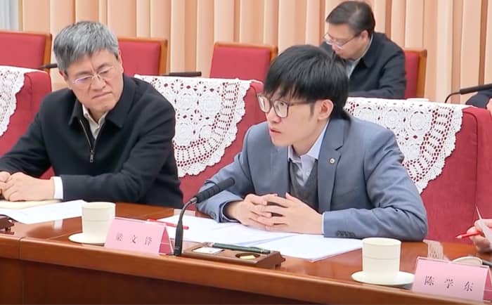 理想主义驱动下，他以技术敲开 AI 新世界大门，成为 DeepSeek 掌舵人